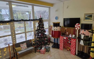 Ukrašavanje božićnog bora i kutka u OŠ Koprivnički Bregi