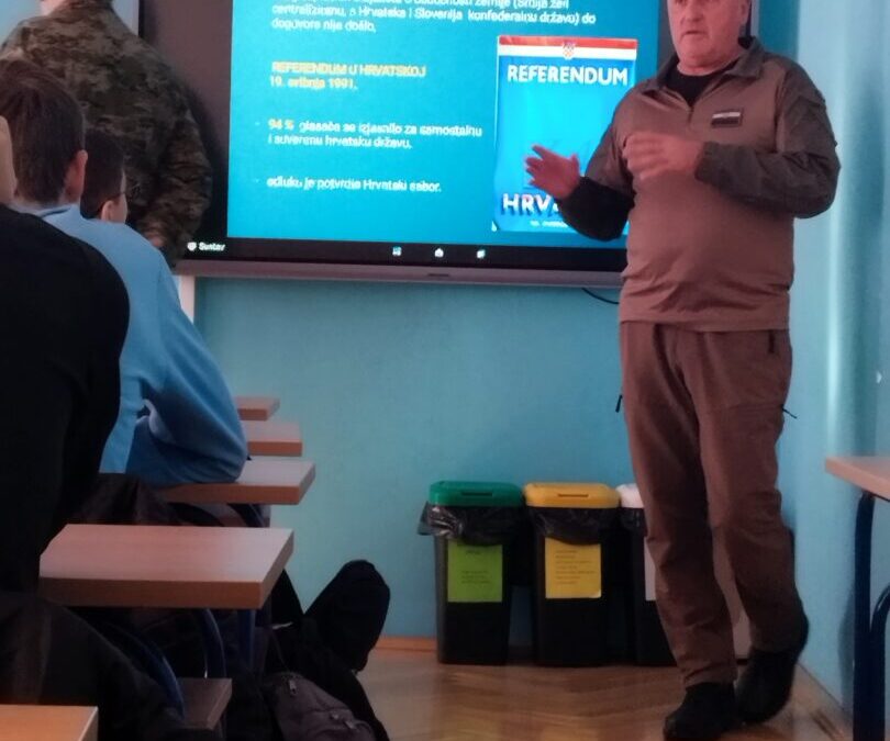 Predavači iz Udruge dragovoljaca i veterana Domovinskog rata RH u našoj školi